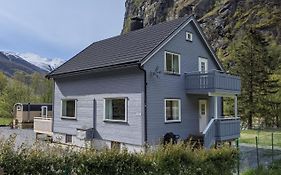 Top Floor Apartment With View Of Flam Valley